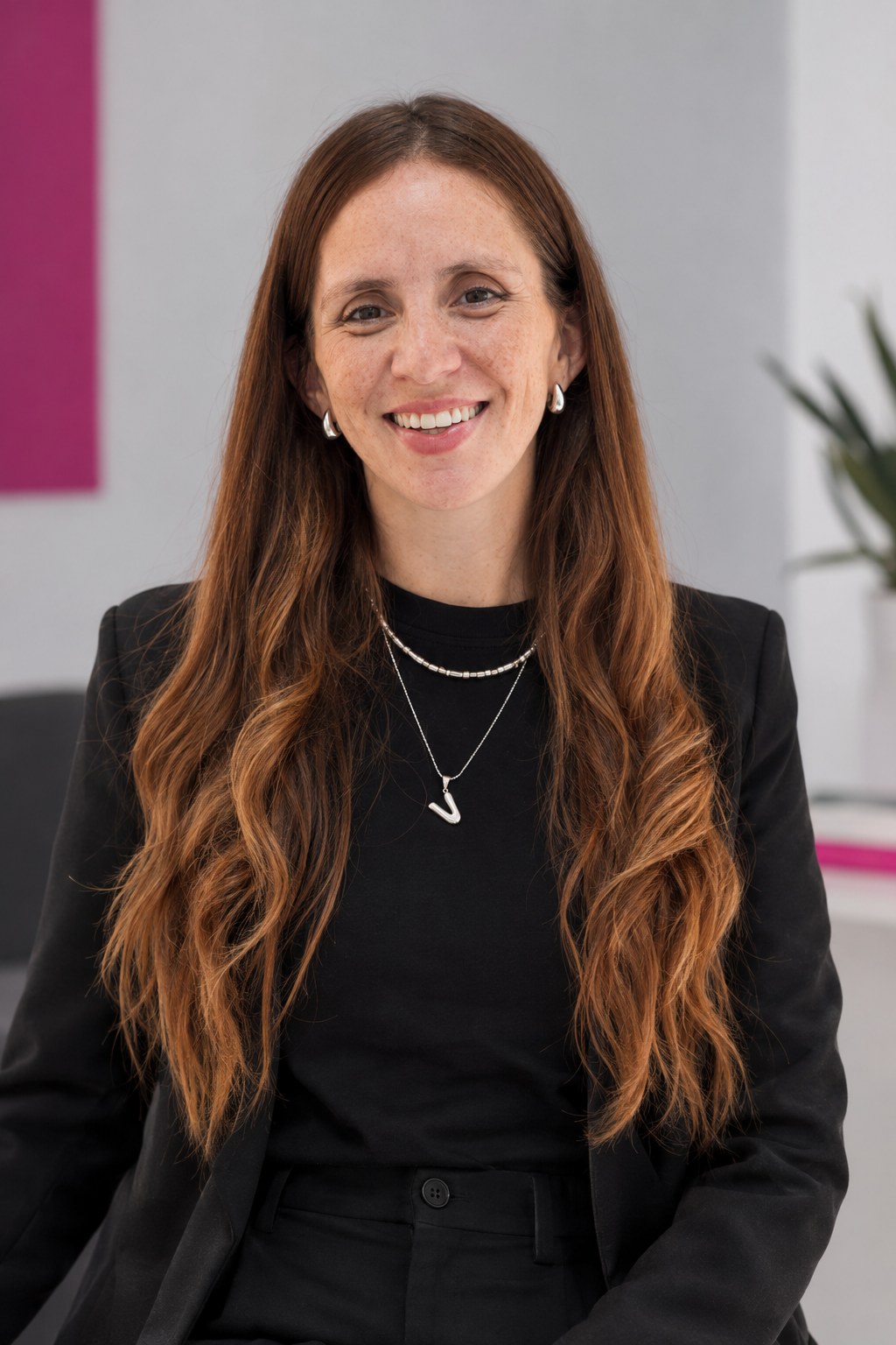 Victoria Toledo sonriendo, con blazer negro